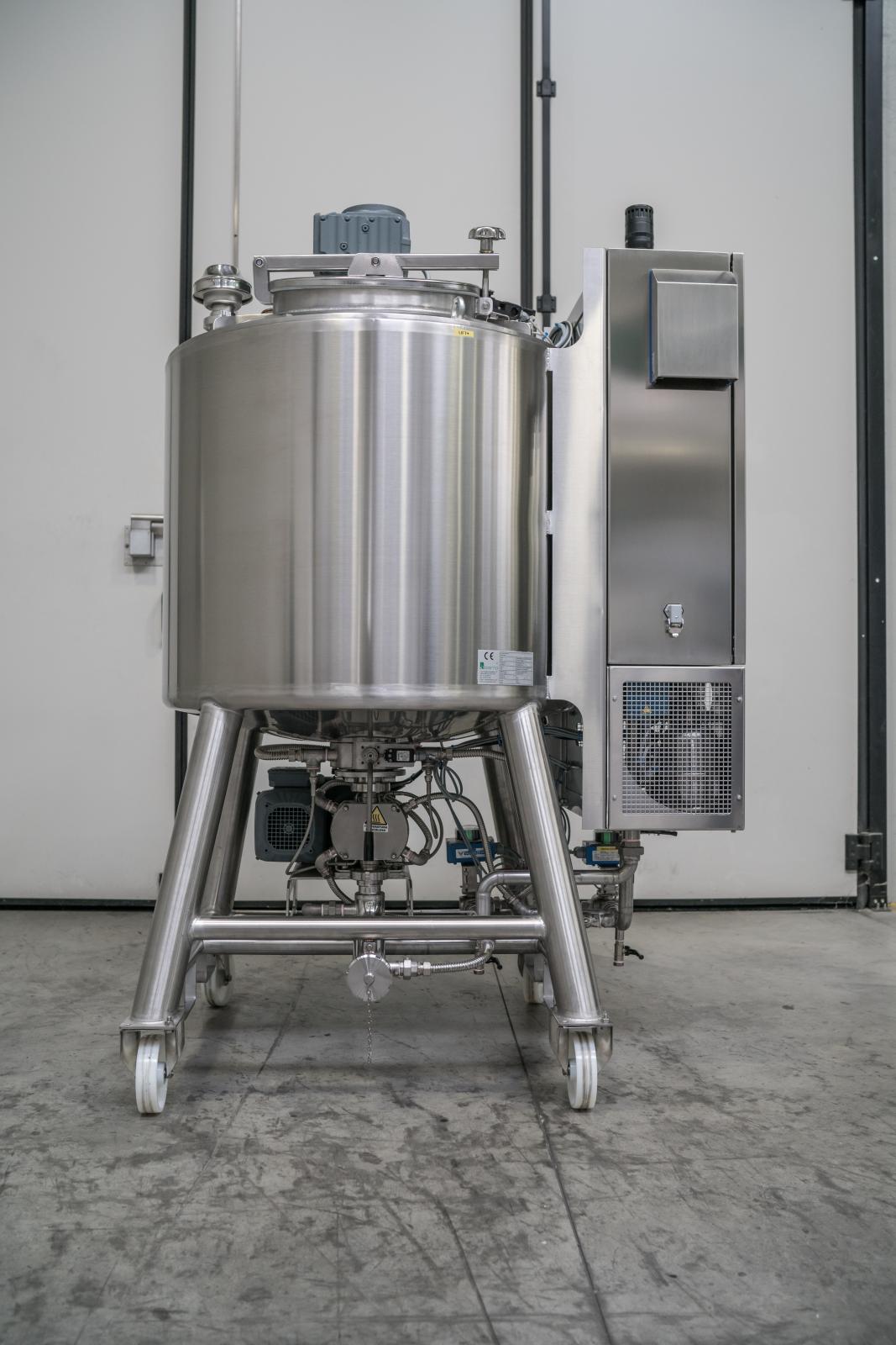 Tanks, mixers and reactors made of stainless steel To simple storage